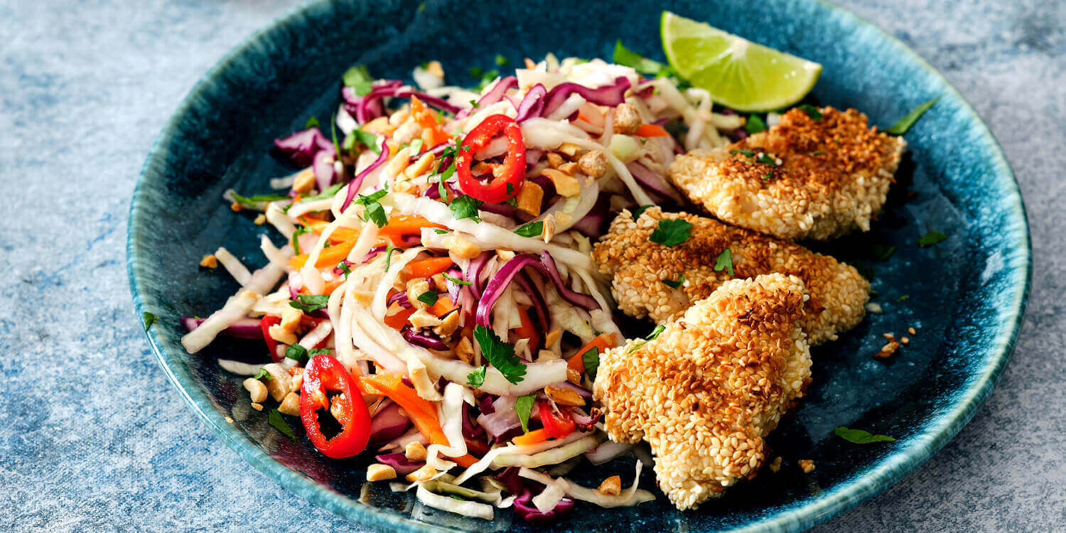 Regenboogsalade met Thaise vinaigrette en kip in een sesamkorstje